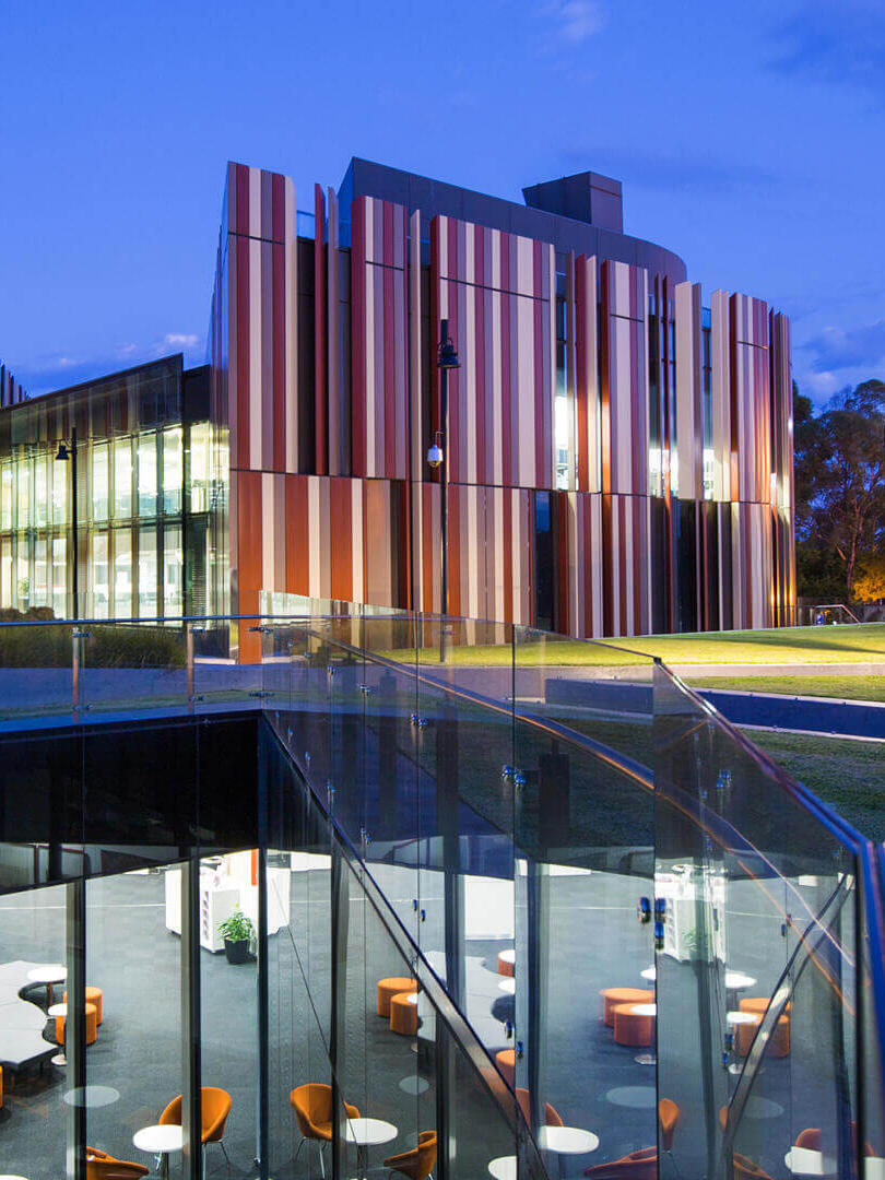Bibliothek der Macquarie University bei Nacht
